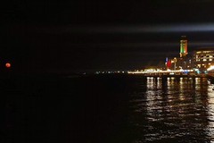 La luna rossa illumina il mare di Bari