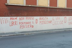Muri imbrattati a Bari, spuntano scritte No Vax sull'AncheCinema