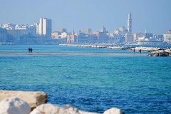 La bassa marea a Bari è "magica", sembra di camminare sull'acqua
