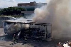 Incendio allo stabilimento della Peroni a Bari, camion in fiamme nessun ferito