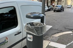 Nuovi cestini gettacarte, installazione in via Manzoni