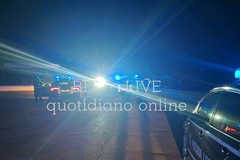 Sfreccia con l'auto addobbata di luci natalizie: arrestato 20enne in fuga