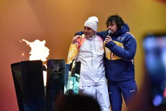 La Fiamma Olimpica è arrivata a Bari, bracere acceso in largo Giannella