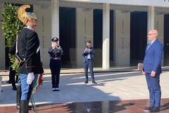 Giornata dell'Unità nazionale e Forze armate: il presidente della camera, Lorenzo Fontana, a Bari depone una Corona d'alloro per i "Caduti"