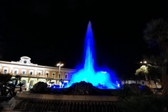 Giornata contro la pena di morte, a Bari la fontana di piazza Moro si tinge di blu