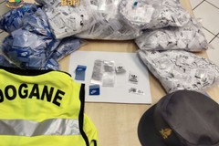 Porto di Bari, sequestrate 20mila etichette per abbigliamento di marchi contraffatti