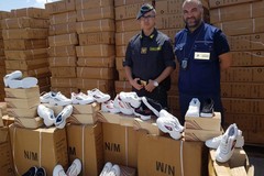 Porto di Bari, sequestrate oltre seimila paia di finte scarpe Fila