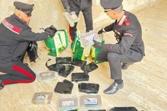 Droga nascosta in un armadio dell’azienda: due arresti a Monopoli