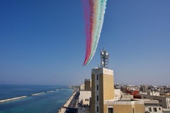 Le frecce tricolori sorvolano Bari, lo show sul lungomare