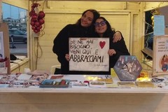 Torre Quetta: abbracci gratuiti con l'iniziativa "Let me love you, free hugs in riva al mare”