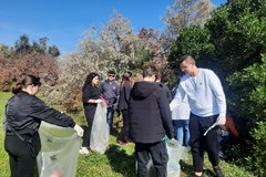 "Earth day", a Bari gli studenti ripuliscono parco Perotti