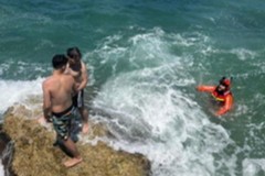Mare agitato, due ragazzi salvati sugli scogli a Torre a Mare