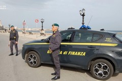 Si finge finanziere e vende gadget artefatti: denunciato a Bari un 54enne