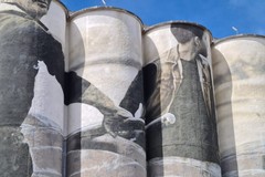I silos del grano nel porto di Bari sono una tela per dipingere