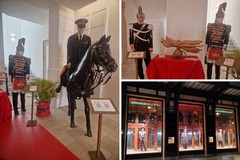 Esposizione di uniformi storiche dei Carabinieri in Piazza del Ferrarese a Bari