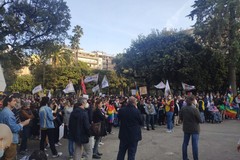 Piazza Umberto a Bari si colora di arcobaleno per dire che: «L'omofobia è un crimine di odio»