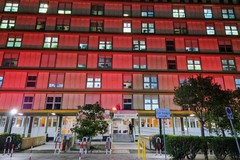 L’ospedale San Paolo si tinge di rosso in memoria delle donne vittime di violenza