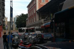 Bus fermo in corso Italia, traffico in tilt