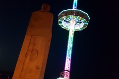 La torre panoramica illumina la notte di Bari