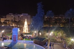 Si accende l'albero in piazza Umberto, via al "Villaggio di Babbo Natale"