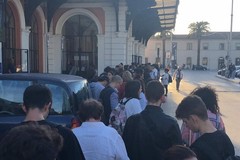 Lunghe code a Bari per l'abbonamento con il bonus trasporti, la rabbia dei pendolari