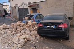 Crolla un rudere al Quartierino, due auto distrutte