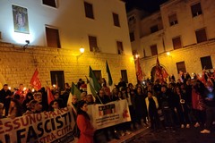 Verso il 25 aprile, la Bari antifascista sfila per le strade della città vecchia