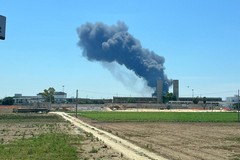 Incendio nella zona industriale di Bari, Arpa rassicura: «Non ci sono criticità nella qualità dell'aria»