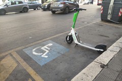 Gli incivili a Bari colpiscono ancora, monopattino sul parcheggio disabili