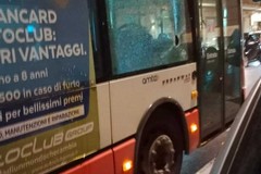 Ragazzini incappucciati lanciano pietre contro un bus a Bari