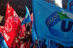 Sciopero in piazza a Bari, in 2.500 protestano contro il Governo e la manovra economica