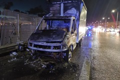 Camion in fiamme sulla tangenziale, caos al traffico ma nessun ferito
