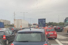 Scontro tra due mezzi pesanti, caos in tangenziale a Bari
