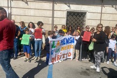 Mensa scolastica, genitori in piazza: "Basta disservizi"