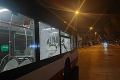 Halloween a Bari, la conta dei danni. Spaccati i vetri a un bus