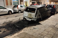 Vigilia con i botti a Bari, auto incendiata al Libertà