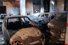 Incendio in un'autorimessa a Carbonara, 10 veicoli in fiamme
