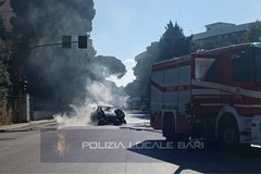 Auto a fuoco in mezzo alla strada, sul posto i vigili del fuoco