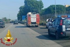 Auto in fiamme sulla statale 100: uomo si lancia da abitacolo