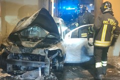 Auto in fiamme a Ceglie del Campo. Ritrovati 11 bossoli d'arma da fuoco
