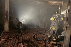 Incendio in un box a Bitritto: in fiamme tre auto