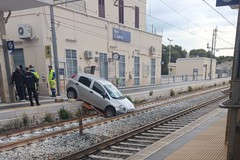 Circolazione ferroviaria rallentata: veicolo tra i binari a Santo Spirito