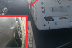 Caos lungomare a Santo Spirito: i pullman sfiorano le auto in sosta