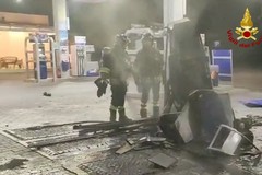 Perde il controllo dell'auto e finisce contro colonnina carburante: paura sulla SS 16