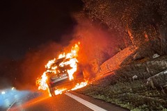 Auto in fiamme sulla sp 172 tra Turi e Casamassima