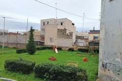 L'area giochi è inservibile da mesi: i genitori del plesso "Arcobaleno" chiedono risposte