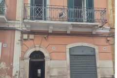 Crollano porzioni di balcone: inibito accesso ad una palazzina di via Pascoli