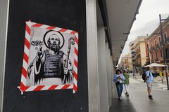 San Nicola col giubbotto antiproiettile, l'opera di street art in centro a Bari