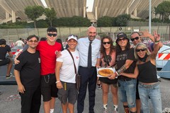 Il sindaco di Bari offre il calzone di cipolla ai fan di Vasco Rossi