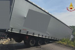 Incidente sulla SS 96: due autotreni coinvolti a Mungivacca